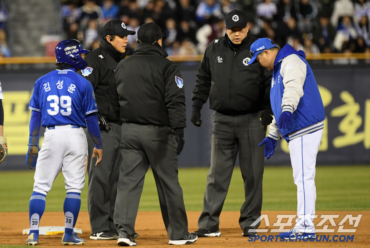 '또 스리피트 논란' 더그아웃 박차고 나온 박진만 감독...'억울하지만 …