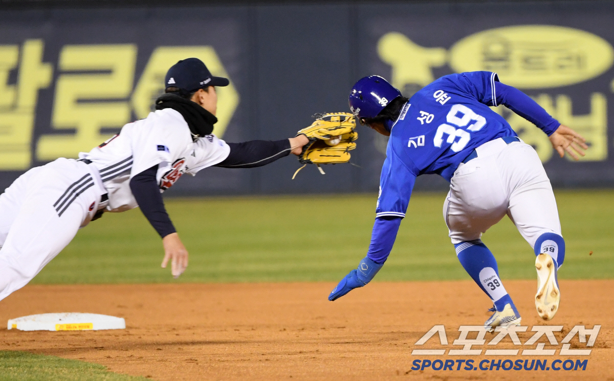 '또 스리피트 논란' 더그아웃 박차고 나온 박진만 감독...'억울하지만 …