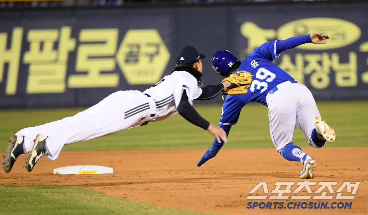'또 스리피트 논란' 더그아웃 박차고 나온 박진만 감독...'억울하지만 …