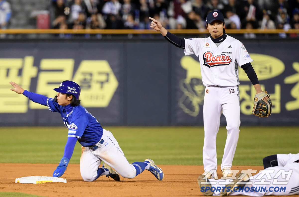 '또 스리피트 논란' 더그아웃 박차고 나온 박진만 감독...'억울하지만 …