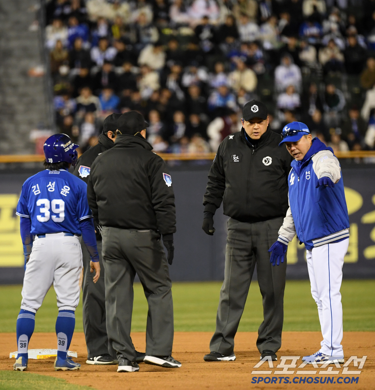 '또 스리피트 논란' 더그아웃 박차고 나온 박진만 감독...'억울하지만 …