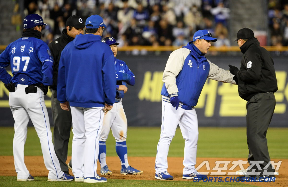 '또 스리피트 논란' 더그아웃 박차고 나온 박진만 감독...'억울하지만 …