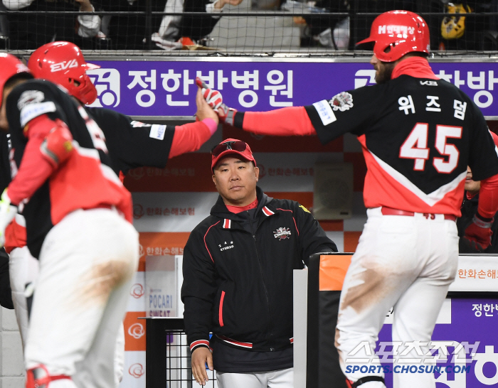 첫 안타-홈런 다 가져라! 승리면 된다…한화 타선 드디어 폭발, 신구장 …