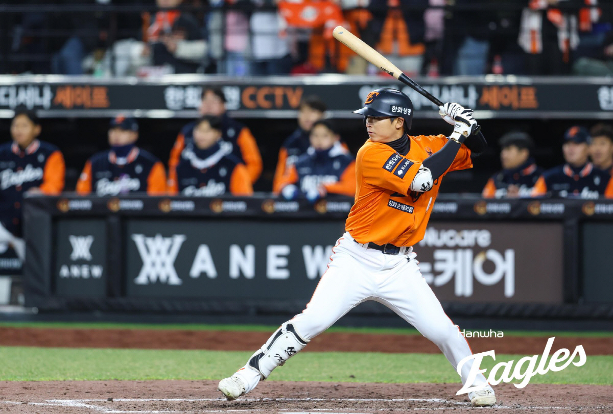 "1초 아팠다가 " 아찔했던 사구, 그런데 웃었다…신구장 첫 결승타점, …