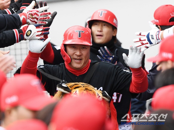신구장도 넘겼다! 최형우, 역대 4번째 400홈런 '-3'…위즈덤 2G …