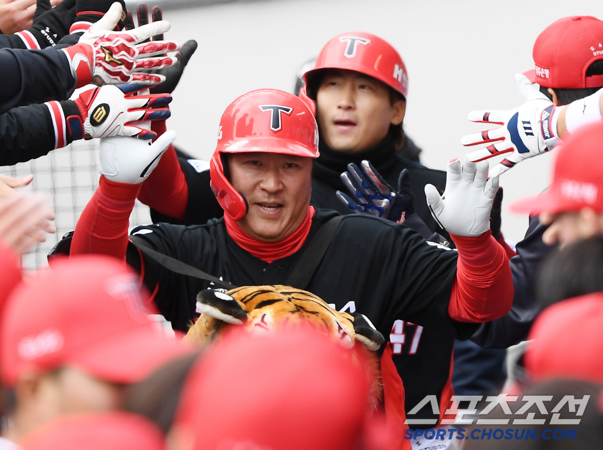 신구장도 넘겼다! 최형우, 역대 4번째 400홈런 '-3'…위즈덤 2G …
