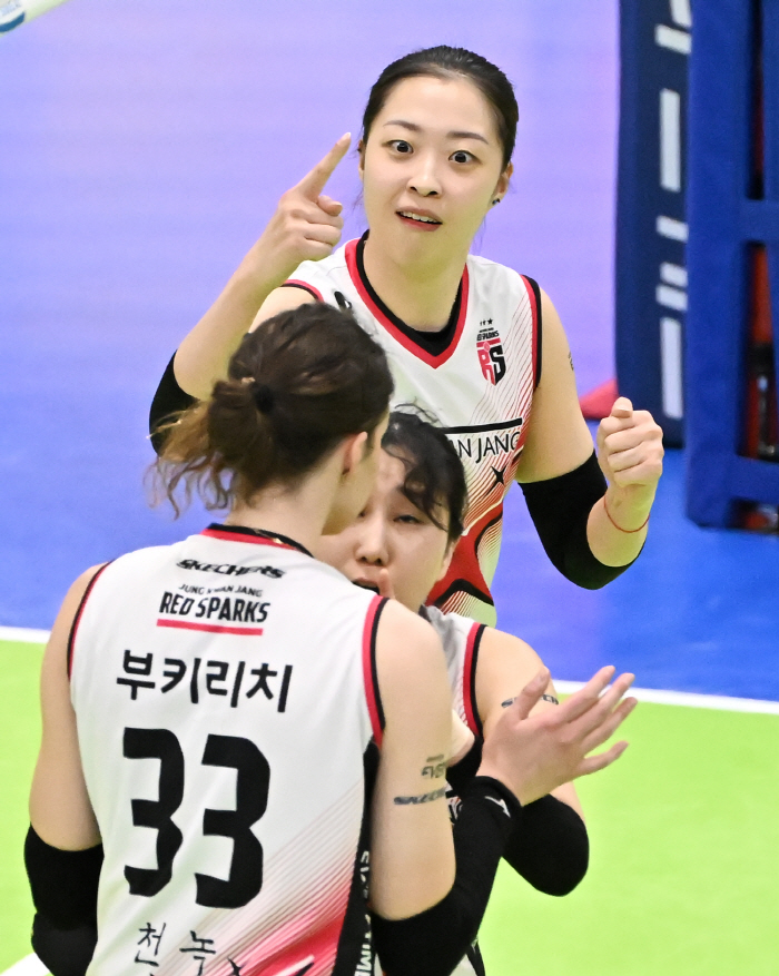 '박혜민 리베로 긴급투입' 고희진 승부수 통했다! '부상병동' 정관장, …