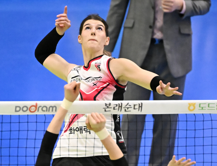 '박혜민 리베로 긴급투입' 고희진 승부수 통했다! '부상병동' 정관장, …