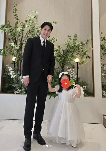조현재, 4살 딸 손잡고 가족 결혼식 참석 "딸과 투샷, 행복해"