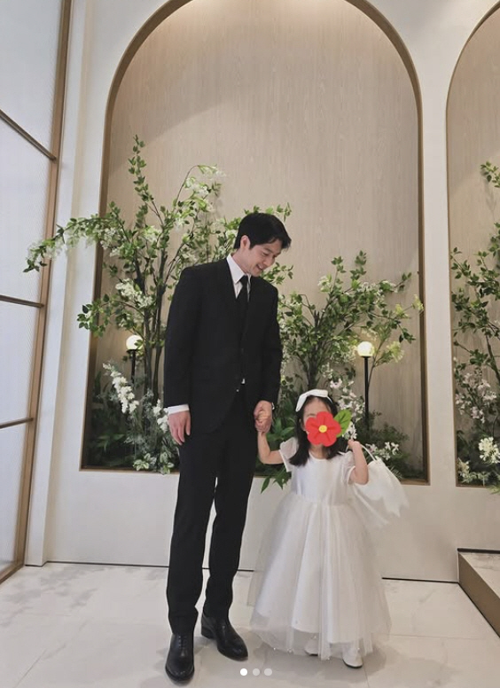 조현재, 4살 딸 손잡고 가족 결혼식 참석 "딸과 투샷, 행복해"