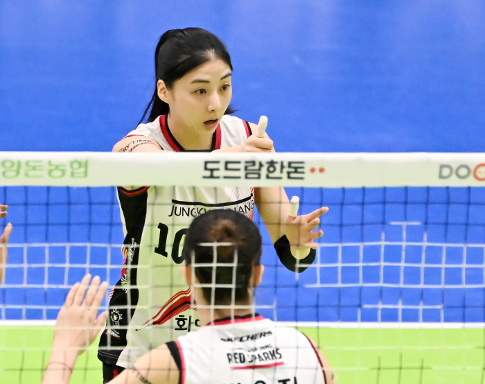 리베로가 2명이나 있는데, '대문자 L' 조끼 긴급투입? V리그 규정 살…