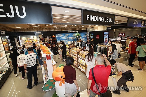 中단체관광객 무비자 확대에…"제주 패싱할라" vs "오히려 기회"