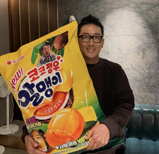 [SCin스타]하정우, 과자 들고 '유쾌 복귀'…응급수술 3일만 회복력 클래스