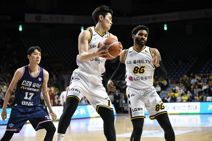 '2위 넘보지마!' LG, KCC 97-72 대파하고 2위 탈환