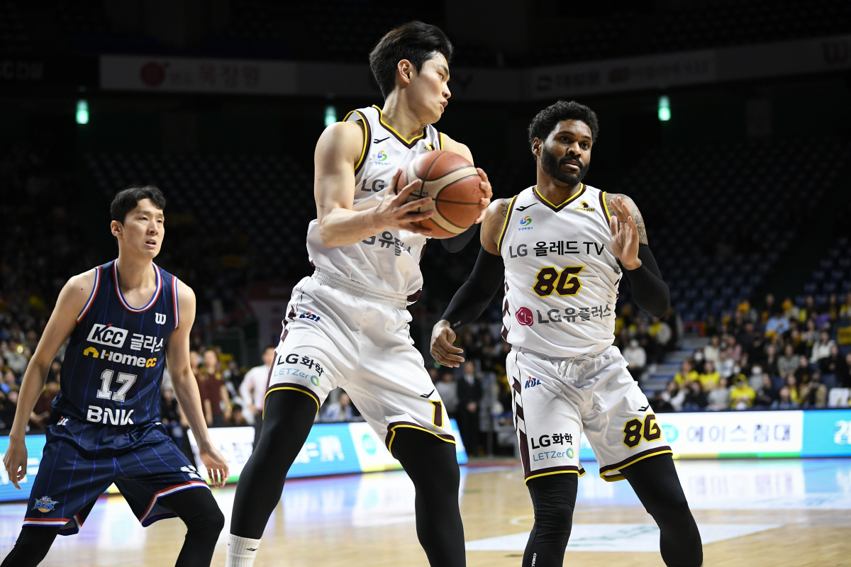'2위 넘보지마!' LG, KCC 97-72 대파하고 2위 탈환
