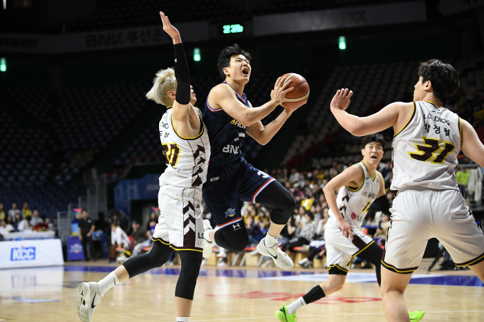 '2위 넘보지마!' LG, KCC 97-72 대파하고 2위 탈환