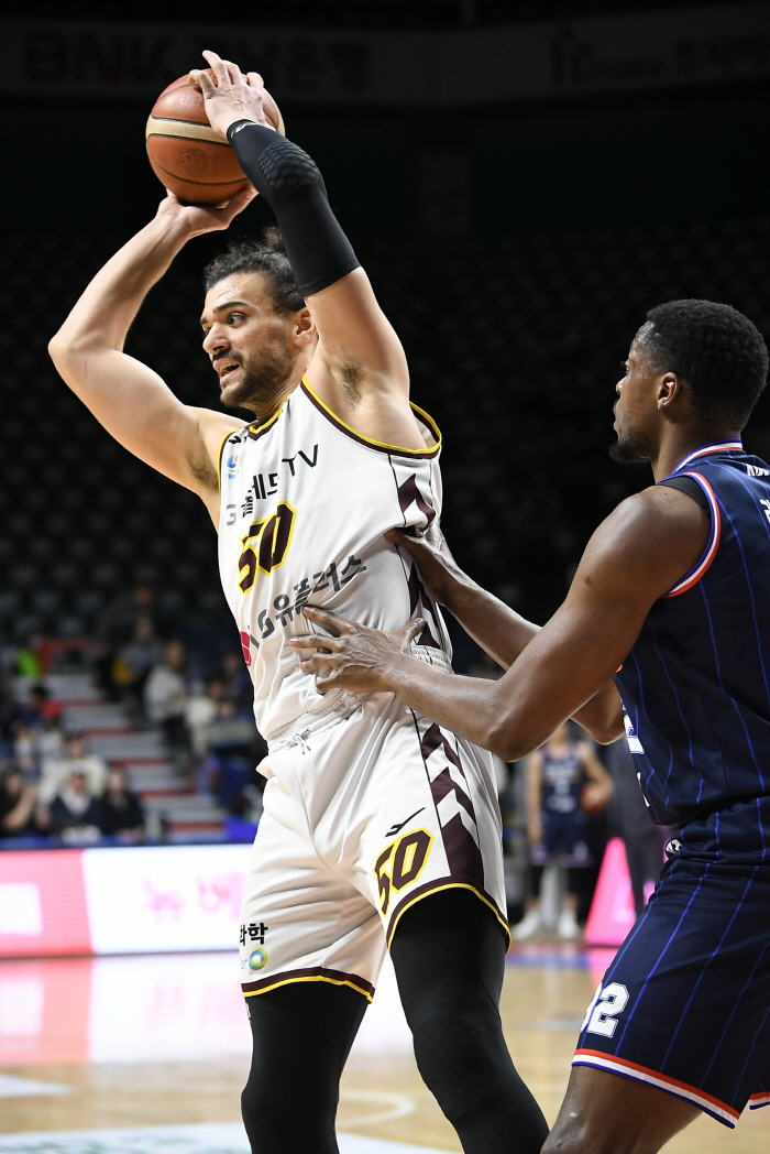 '2위 넘보지마!' LG, KCC 97-72 대파하고 2위 탈환