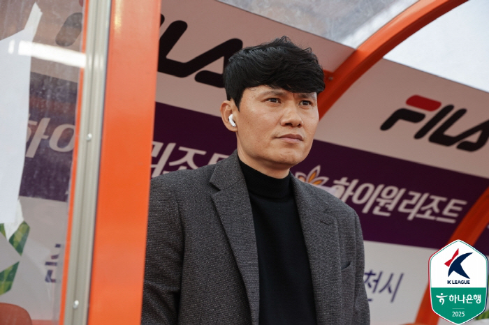 전역 앞둔 '강원맨' 김대원-서민우를 출전을 둔 정정용-정경호 감독의 묘한 신경전[현장 인터뷰]