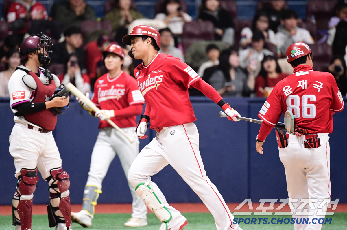 '무사 만루 4연속 밀어내기!' 8회 폭풍 6득점 SSG, 키움 5연승 …