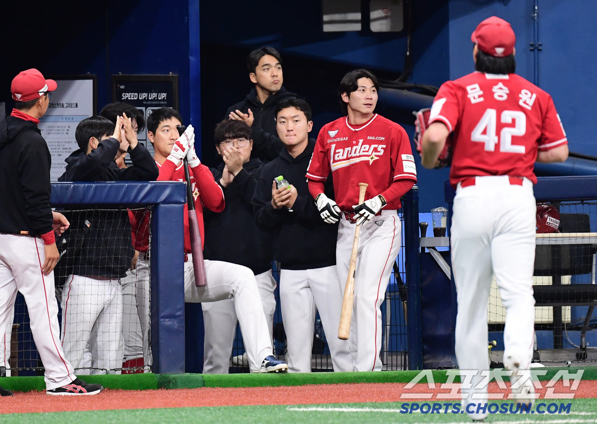 '무사 만루 4연속 밀어내기!' 8회 폭풍 6득점 SSG, 키움 5연승 …