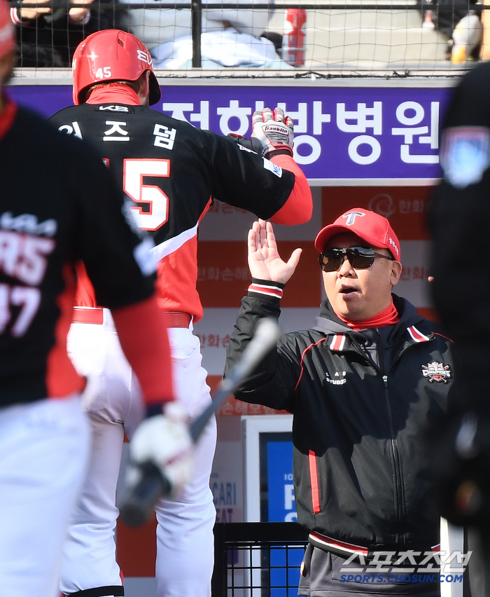 '트레이드&외인' 대박 향기 제대로 느꼈다…신구장 승리 우리도! "연패 …