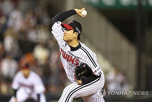 (서울=연합뉴스) 윤동진 기자 = 25일 잠실야구장에서 열린 2025 KBO리그 한화 이글스 대 LG 트윈스 경기. 9회 초 LG 김강률이 역투하고 있다. 2025.3.25 mon@yna.co.kr