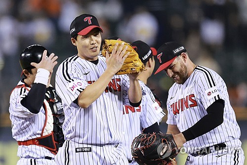 (서울=연합뉴스) 신현우 기자 = 26일 서울 잠실야구장에서 열린 프로야구 2025 신한 SOL 뱅크 KBO리그 한화 이글스와 LG 트윈스의 경기가 4-0으로 끝난 뒤 생애 첫 완봉승을 기록한 LG 선발 투수 임찬규가 기뻐하고 있다. 2025.3.26 nowwego@yna.co.kr