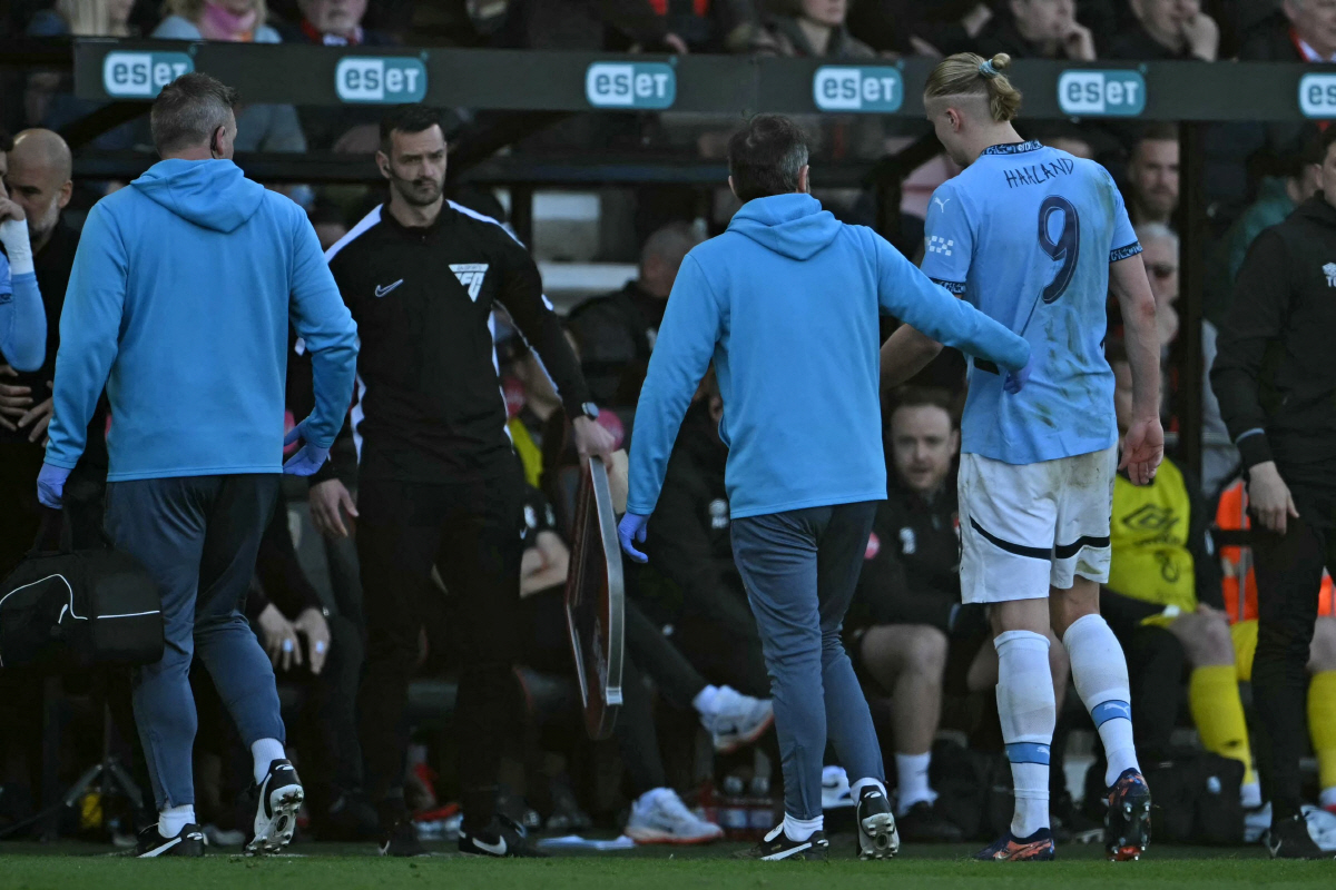 초비상! 홀란 보호대 착용→목발 짚고 퇴근 '부상 OUT'…과르디올라 "…