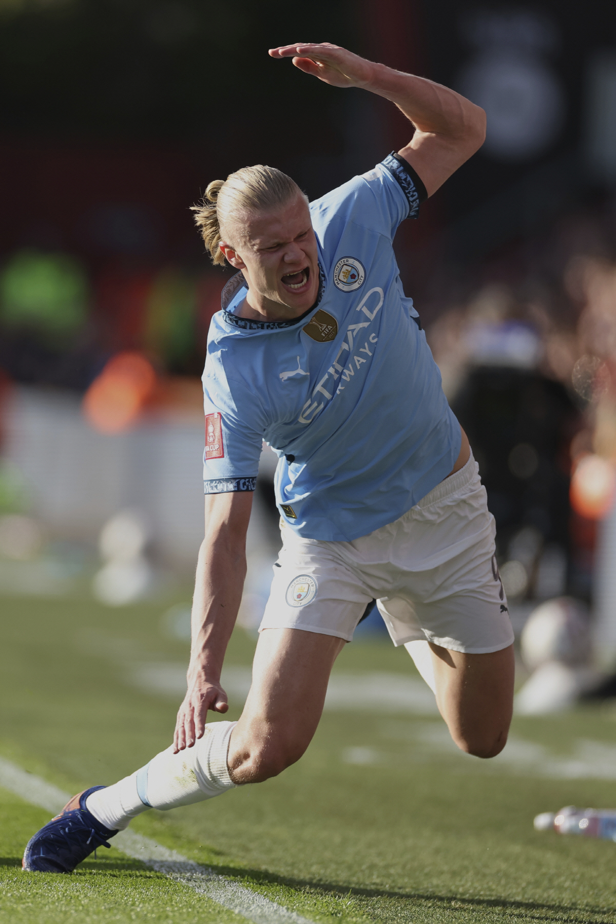 초비상! 홀란 보호대 착용→목발 짚고 퇴근 '부상 OUT'…과르디올라 "…