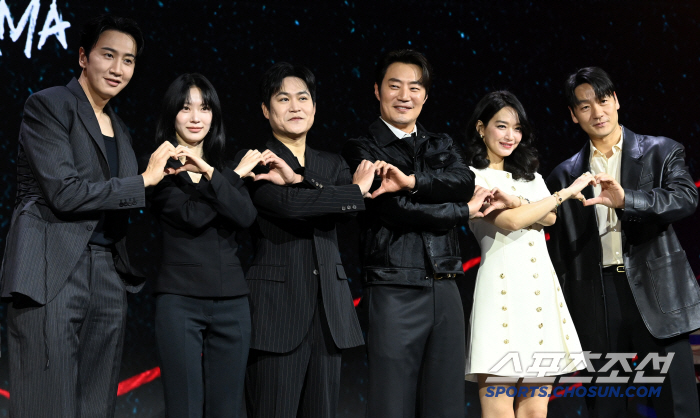 [포토] 이광수 공승연 김성균 이희준 신민아 박해수, 하트로 한마음
