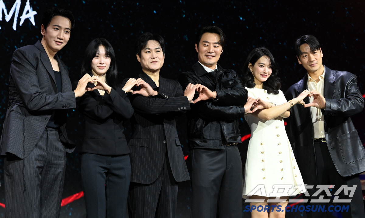 [포토] 이광수 공승연 김성균 이희준 신민아 박해수, 하트로 한마음