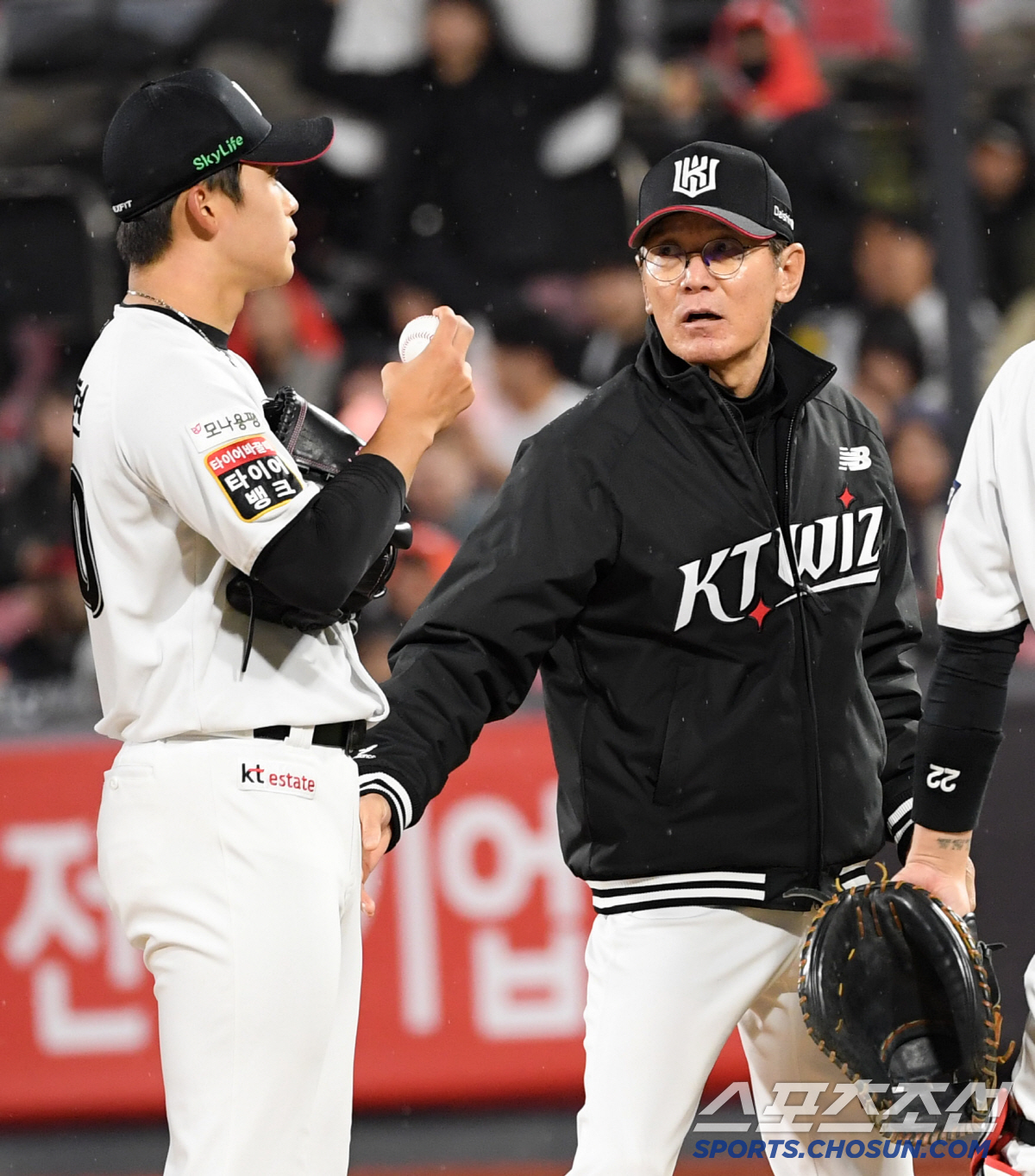 27일 수원KT위즈파크에서 열린 KBO리그 KT 위즈와 두산 베어스의 경기. 9회초 마운드를 찾은 KT 이강철 감독이 마무리 박영현을 격려하고 있다. 수원=박재만 기자 pjm@sportschosun.com/2025.03.27/