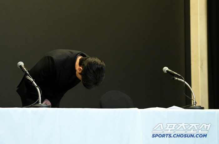[포토] 김수현, 고개 숙여 인사