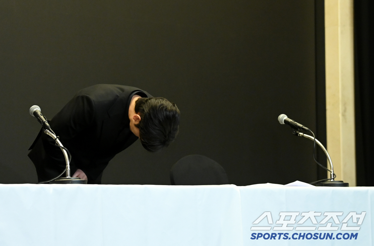 [포토] 김수현, 고개 숙여 인사