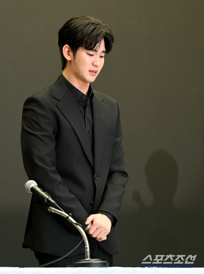 [포토] 두 손 모아 사죄하는 김수현