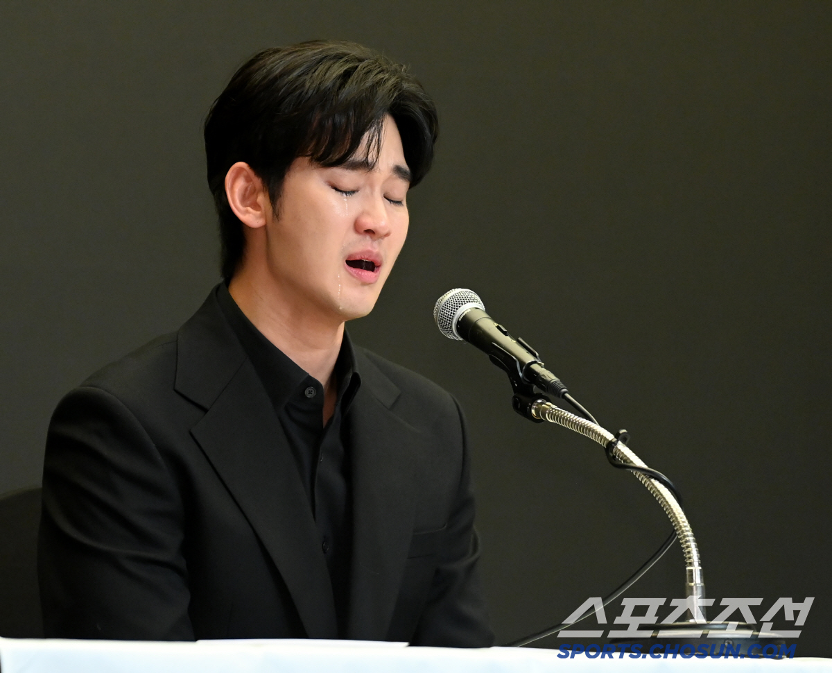 김수현, 미성년 교제·채무 압박 의혹 전면 부인 "故김새론도 편히 잠들지…