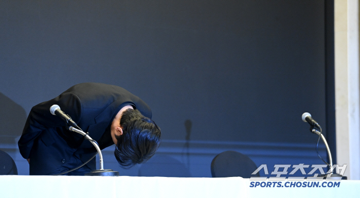 [포토] 김수현, 고개 숙여 인사
