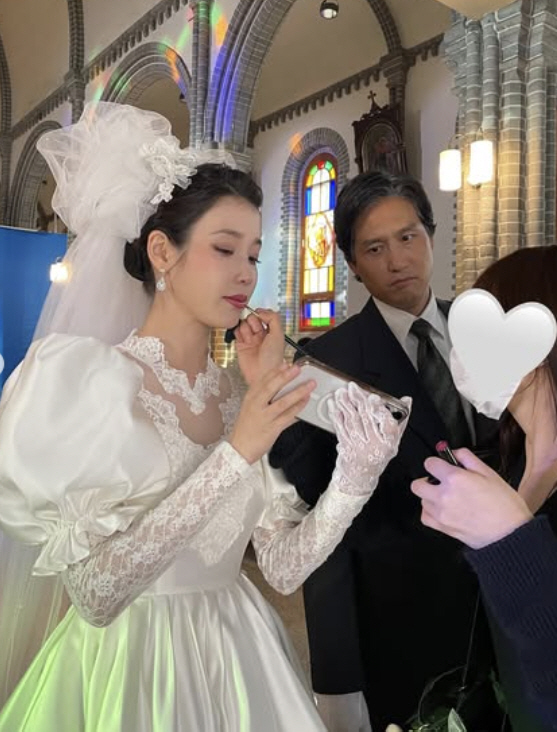 '결혼하는 금명이 바라보는 父양관식' 비공개 사진...아이유, '폭싹' …