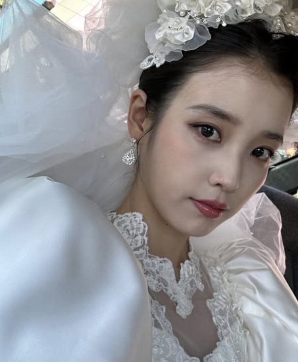 '결혼하는 금명이 바라보는 父양관식' 비공개 사진...아이유, '폭싹' …