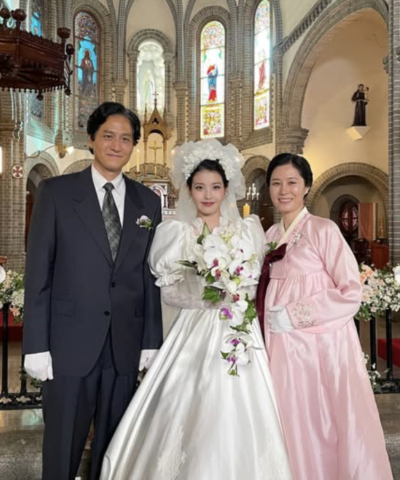 '결혼하는 금명이 바라보는 父양관식' 비공개 사진...아이유, '폭싹' …