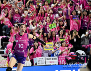 '라스트댄스' 첫 판부터 압도했다...김연경 16득점 흥국생명, 챔프 1차전 정관장에 '셧아웃 쾌승' [인천 현장]