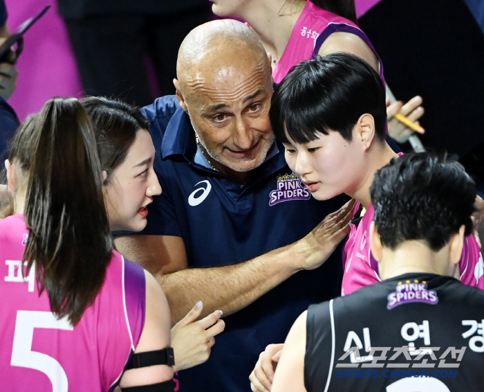 '라스트댄스' 첫 판부터 압도했다...김연경 16득점 흥국생명, 챔프 1…