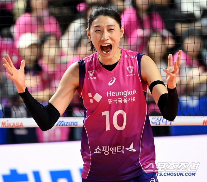 '라스트댄스' 첫 판부터 압도했다...김연경 16득점 흥국생명, 챔프 1…