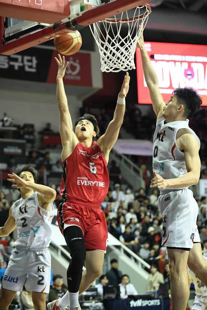 [현장리뷰]'해결사는 해먼즈!' 수원 KT 파죽의 5연승, 정관장 88-…