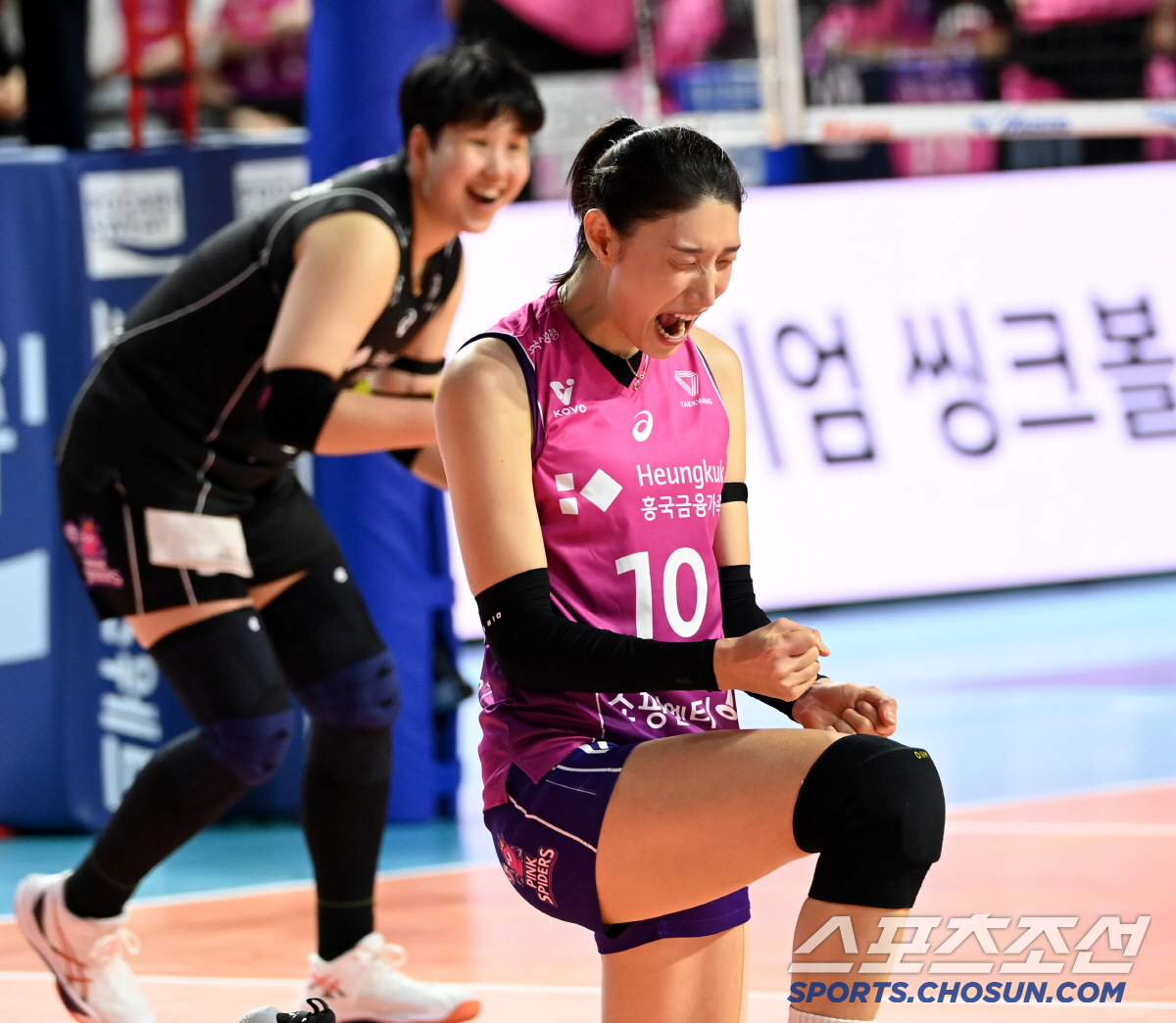 첫 판부터 도파민 터지네. ’라스트댄스‘ 김연경 호랑이 포효에 팬들도 환…