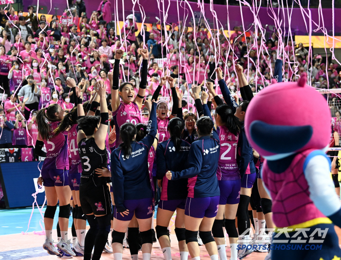 첫 판부터 도파민 터지네. ’라스트댄스‘ 김연경 호랑이 포효에 팬들도 환…