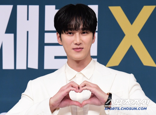 [공식] 안보현, 김우빈♥신민아 커플 손 잡았다..에이엠엔터와 전속계약 …