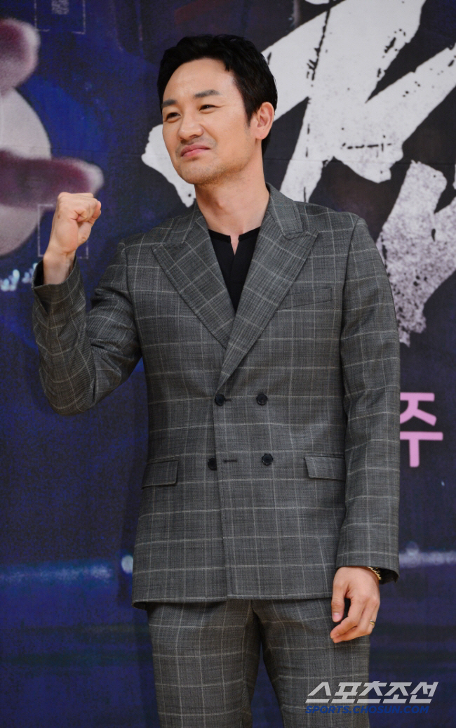 '사생활 논란' 엄태웅, 9년 자숙 끝냈다..개인 사진전 열고 복귀