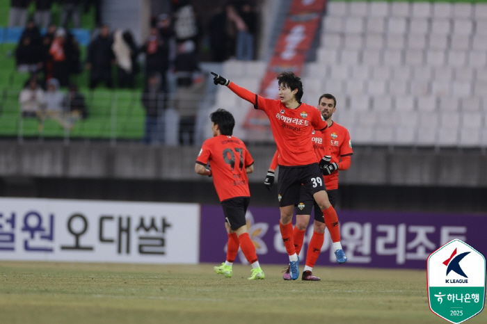 '6경기 슈팅수 꼴찌→단 4골' 강원, 결국 때려야 터진다