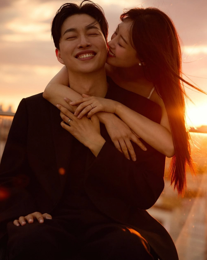 '송지은♥' 박위, 두 발로 선 웨딩화보 '뭉클'.."일어서서 손잡고 다…